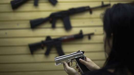 Decreto regulamenta posse de armas de fogo no Brasil Decreto regulamenta posse de armas de fogo no Brasil